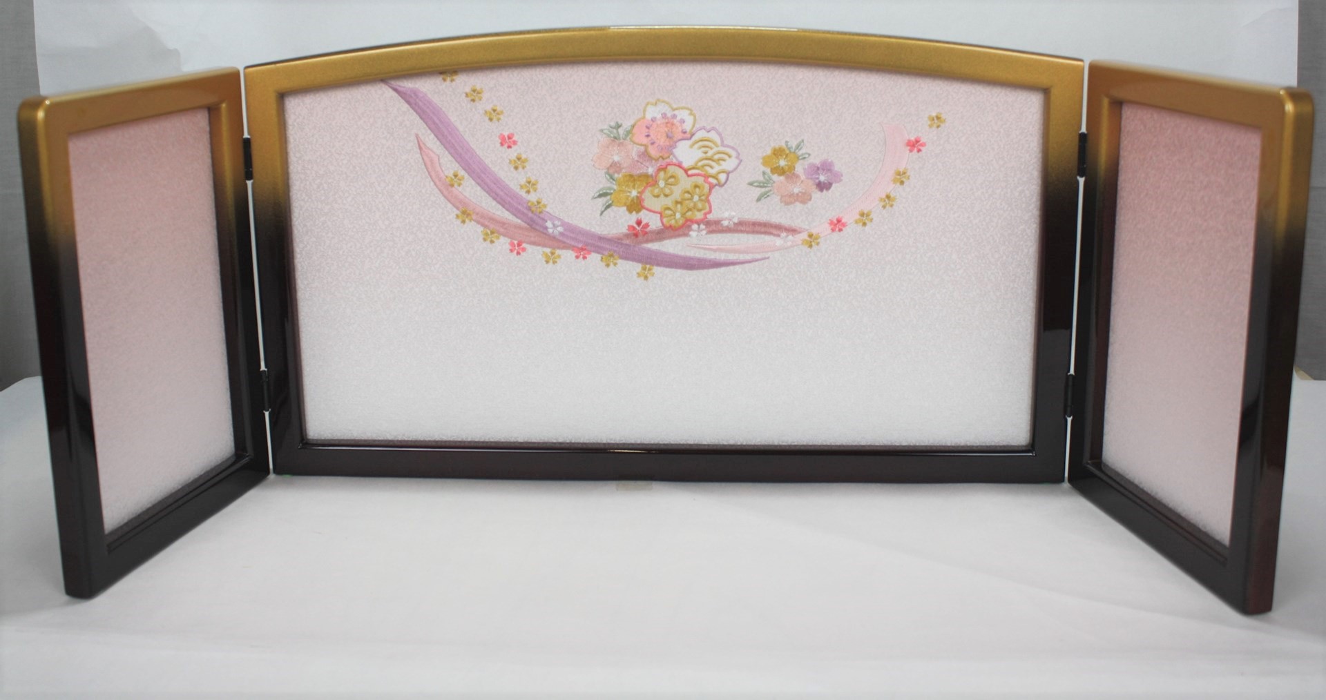 お嬢様の名前と生年月日が刺繍で入ります。数量に限りが有りデザインが変更する場合もあります。